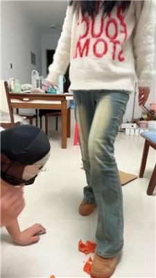 【锅盖子】脏鞋脚下喂食羞辱【下】 bf49063