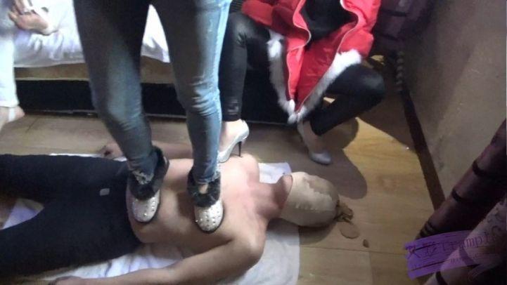 三主狠踩毯子踩出血了