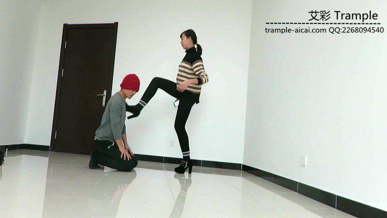 00后女主高跟踩踹贱狗身体下体！