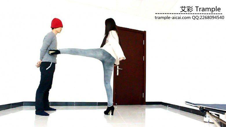 超美冷傲天依女主高跟短靴对贱狗踢踹、坐腹及全体重踩踏！