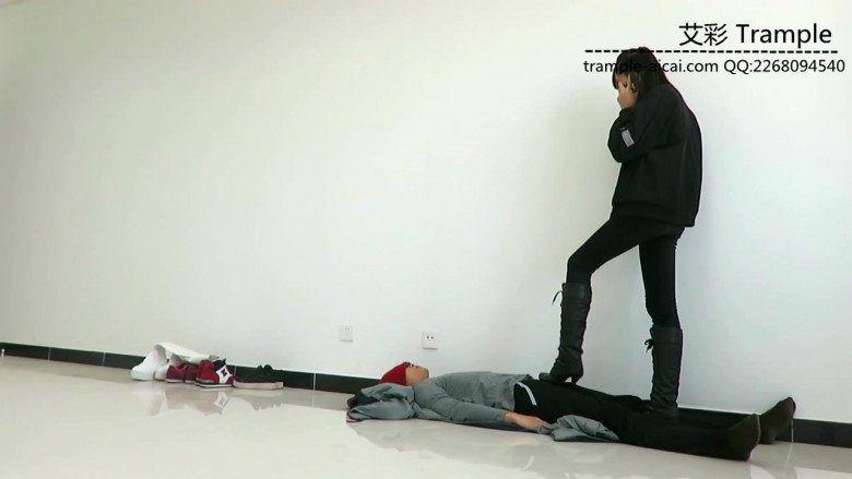 00后天使女主高跟长靴践踏贱狗，玩弄下体，全体重踩踏！