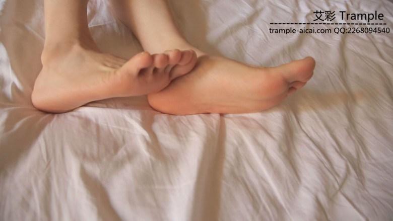 三位美女美足美腿诱惑