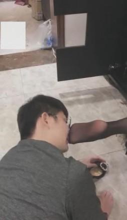 VIVI圣水羞辱 黑丝高跟调教偷鞋的邻居