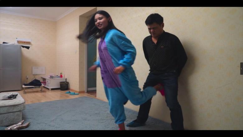 洛芸睡衣无作假暴力踢裆