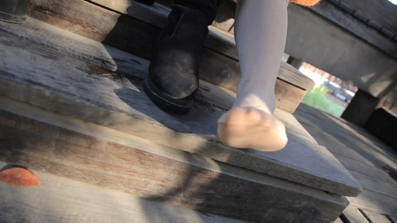 某在校大学生公园长靴肉丝秀