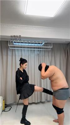 【领主】车模长靴重度踢踹虐打 bf50167