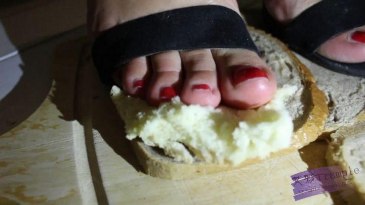 ）性感高跟玉足踩方包，包子混合着脚和鞋底的香气一定问道很好