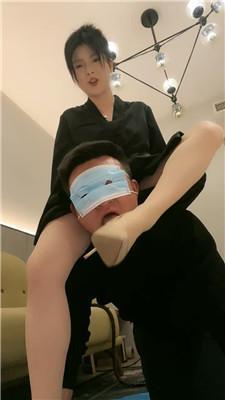 【丹丹】清理多双脏鞋底/脚下喂食 JS250301-36