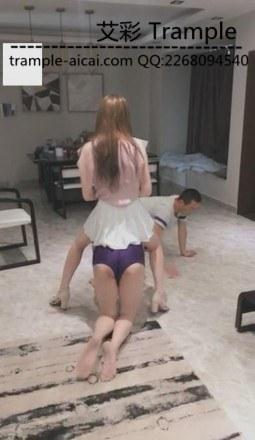 VIVI美鞋玉足调教俩家奴喂食