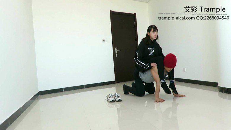 00后天使女主骑乘散步，臭棉袜堵脸踩下体！