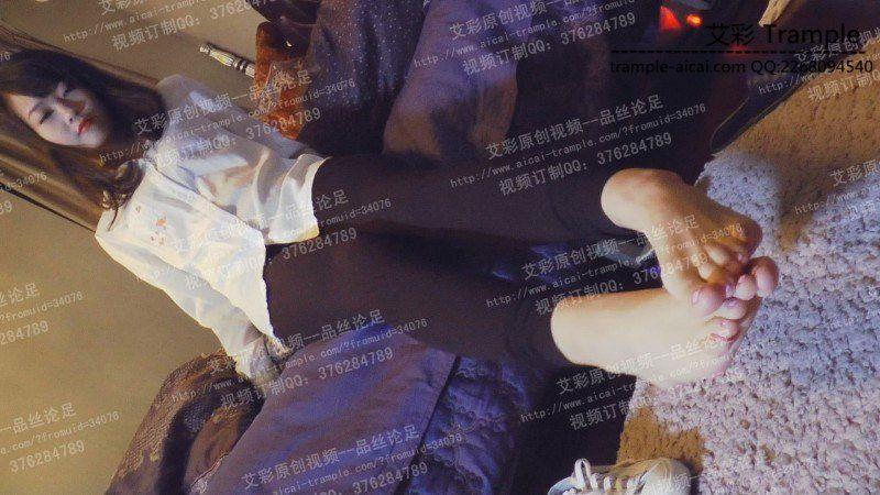 馨雨裸足短白丝