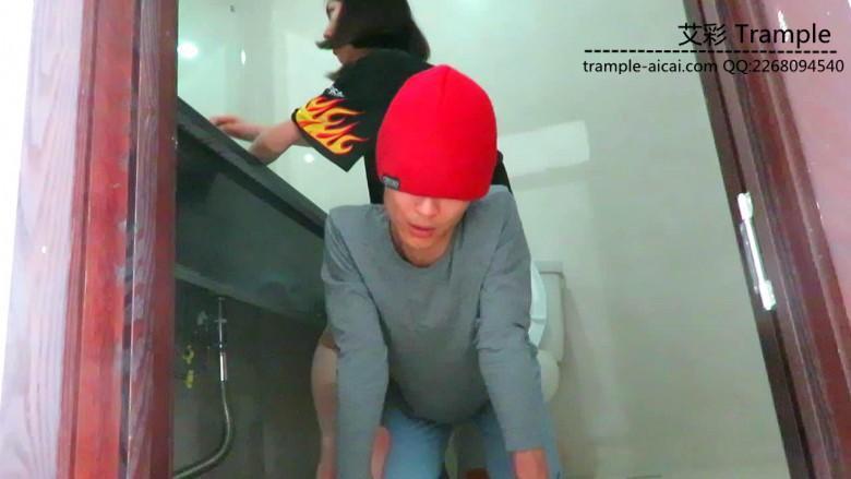 厕所里伺候00后天使的贱狗！