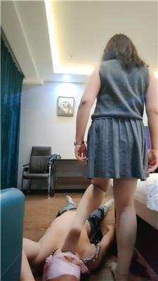 【李老师】肉丝脚踩踏-脚喂食-骑马虐打【双视角版】JS250428-36