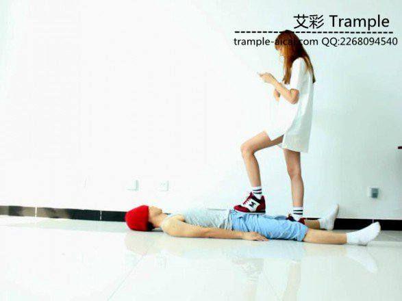 00后天使女主坐肚子，踩下体蹦跳踩全身！