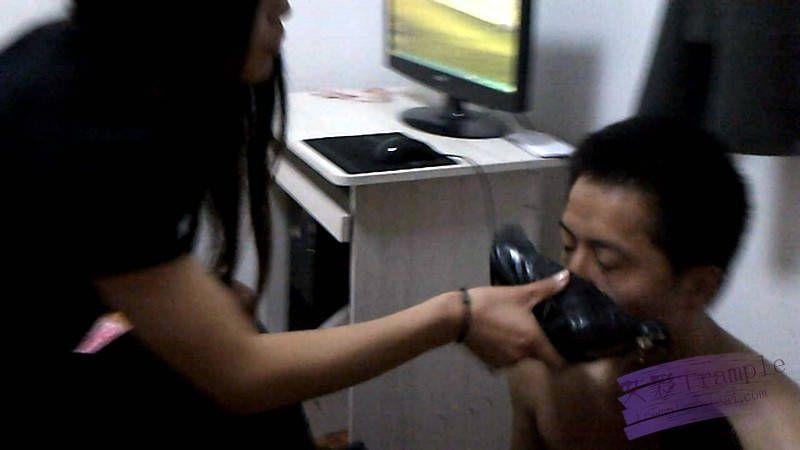 偷闻美女脚的下场