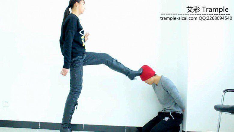 00后天使女主长靴踢踹，扇耳光，堵墙角暴打贱狗！