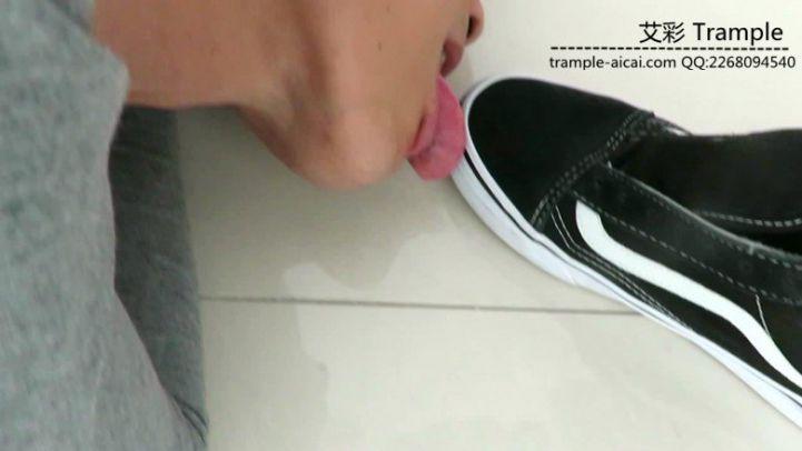 媛媛女主骑乘，踢裆、船袜踩脸！