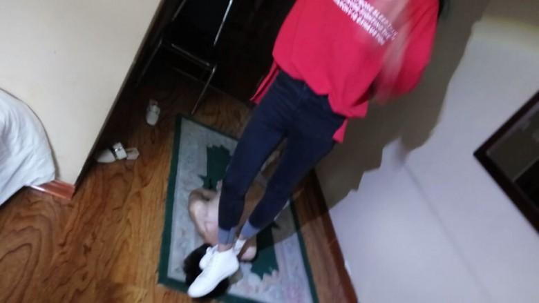 真实暴力耳光休克踩踏舔脏鞋《鸽宝原创》