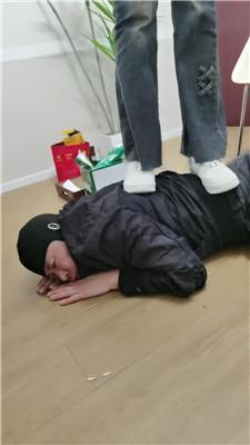 【文文文文】舔素人的小白鞋-踢踹踩 JS250227-7