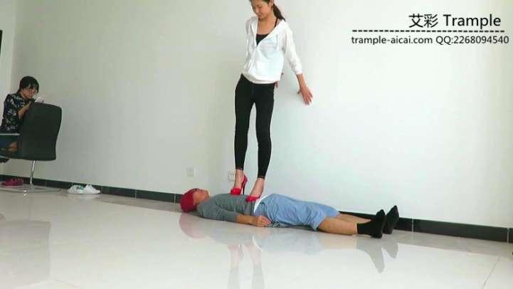 瑶主与闺蜜高跟鞋靴全力践踏脚下贱狗！