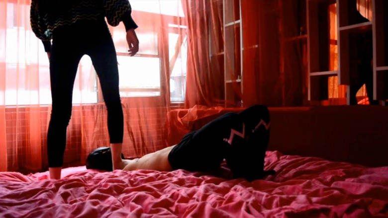 『奴隶岛』—萱萱运动鞋踢踹惩罚按腿奴