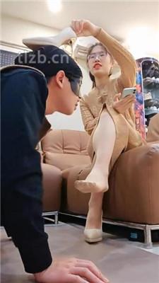 【嘉妮】揪耳朵/闻舔高跟肉丝美腿/伺候沐足【双视角版】