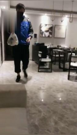 【绝美vivi】仙人跳：强迫调教外卖小哥