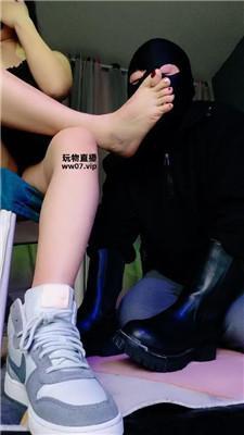 【美柠】各种脏鞋羞辱脚下奴 bf51395