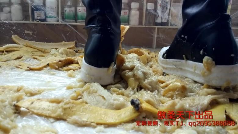 长筒帆布加高跟踩香蕉和西瓜