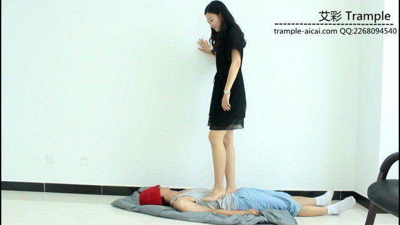 超模天星女主肉丝袜玩弄践踏贱狗头部下体！
