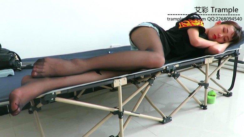 跪舔00后女主熟睡中的黑丝高跟对高跟膜拜！