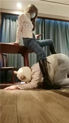 【爱可呀】双S-伺候超模学姐-胯下羞辱/舔脚清理鞋底