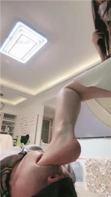 【月影儿】开发暗恋者做狗-高跟踩踏/脚插嘴