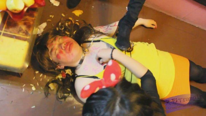 KTV两长发美女S极度羞辱（五）