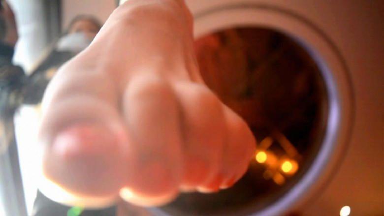 『奴隶岛』—萱萱POV第一视角美足鲜红趾甲踩踏羞辱