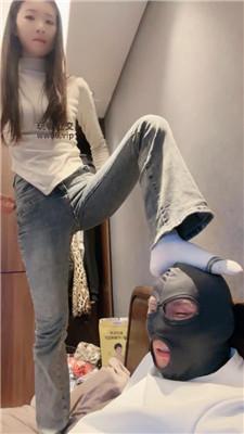 【猴歌】牛仔裤坐脸窒息/白袜脚踩虐 bf50018