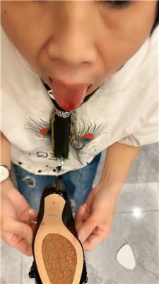 【夸梨】继母狗舔脏鞋 JS250331-14