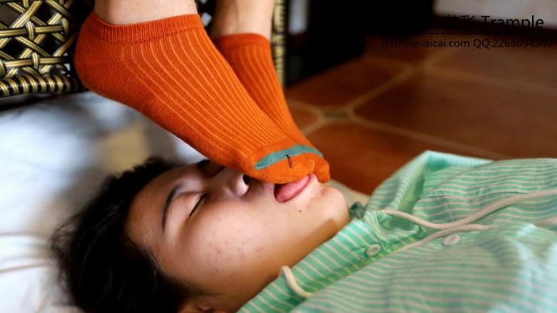 喵学姐第一次面对镜头 舔她棉袜