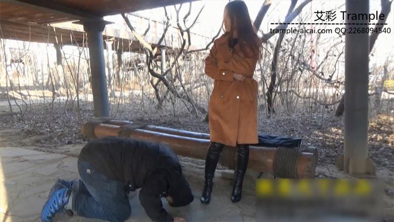 傲柔公园强迫奴跪拜