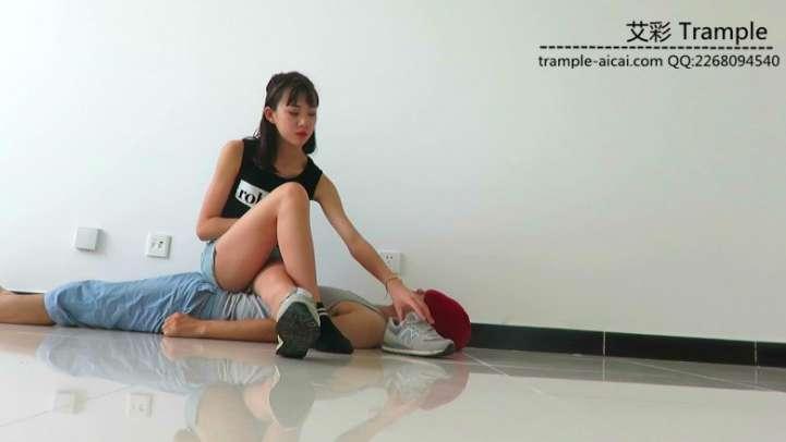 00后天使女主运动装坐身+棉袜踩全身！