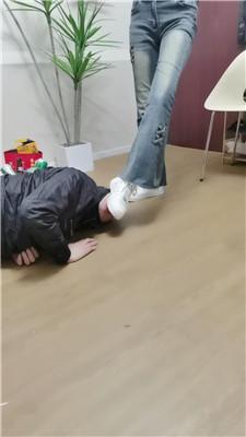 【文文文文】舔素人的小白鞋-踢踹踩 JS250227-7