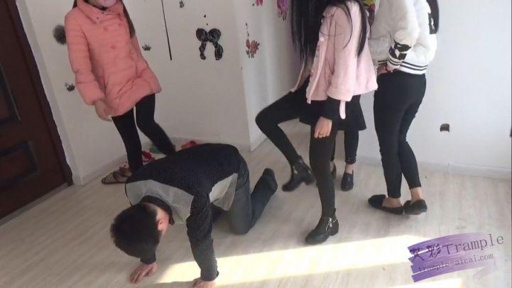 多主踢打舔鞋精彩不断