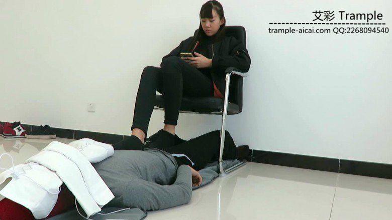 00后天使女主出演舔靴闻靴棉袜踩下体！