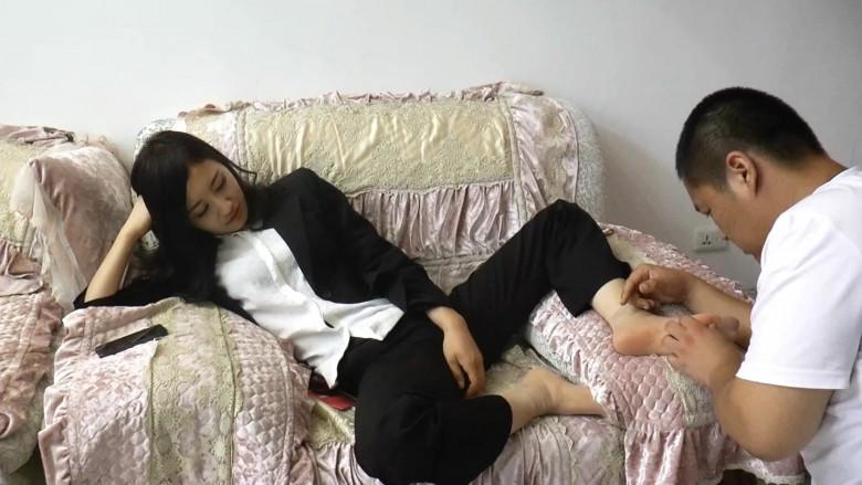 黑冰女王享受奴隶闻脚轻搔弄脚底