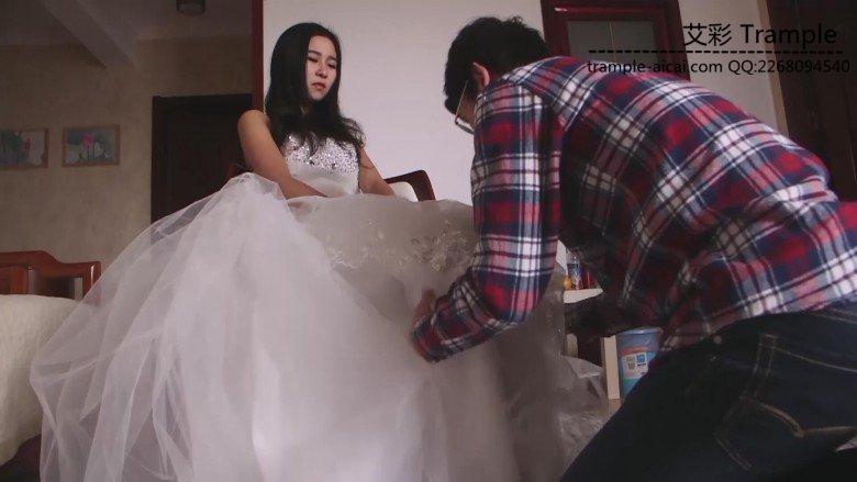 艾丝女王–穿着婚纱调教自己的老公小贱狗