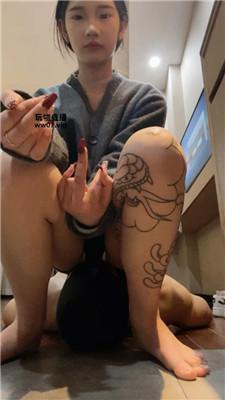 【小凤梨】纹身小主的脚下奴 JS250314-8