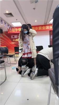 【尤物大大】会议室多素人S群调-骑马/舔脏鞋臭脚/转胯踩踏