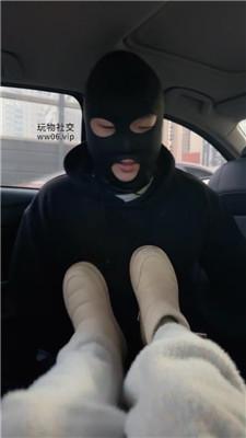 【素人挖掘机】素人S-雪地靴棉袜车内玩虐 JS250106-25