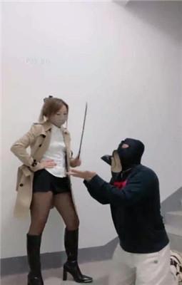 【梦樱】户外楼梯间-转胯/耳光/踩踏/鞭打