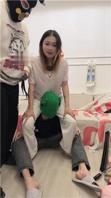 【Qi7】情侣主暴力虐打绿帽奴 JS250403-19